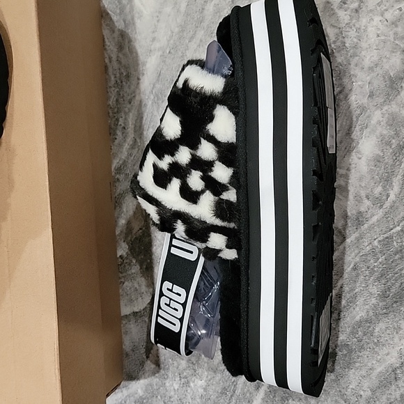 NWT Women's UGG Fuzzy Slides - Picture 6 of 6